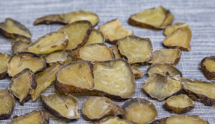 一般来讲，对附子的药性应用不熟悉，提倡用炮附子，生附子慎用（图片来源：网路图片）